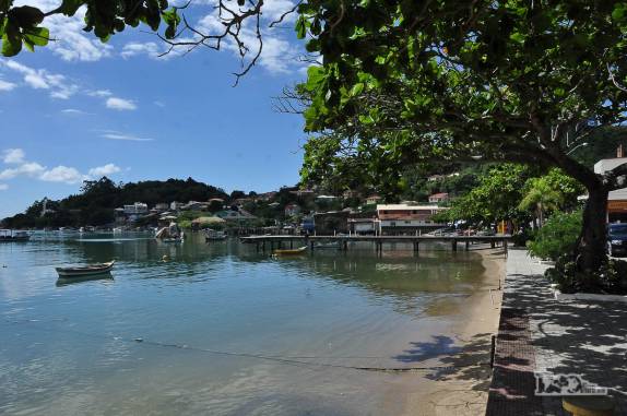 A trnquila enseada de Gancho do Meio, onde está a sede do município de Governador Celso Ramos, litoral de Santa Catarina